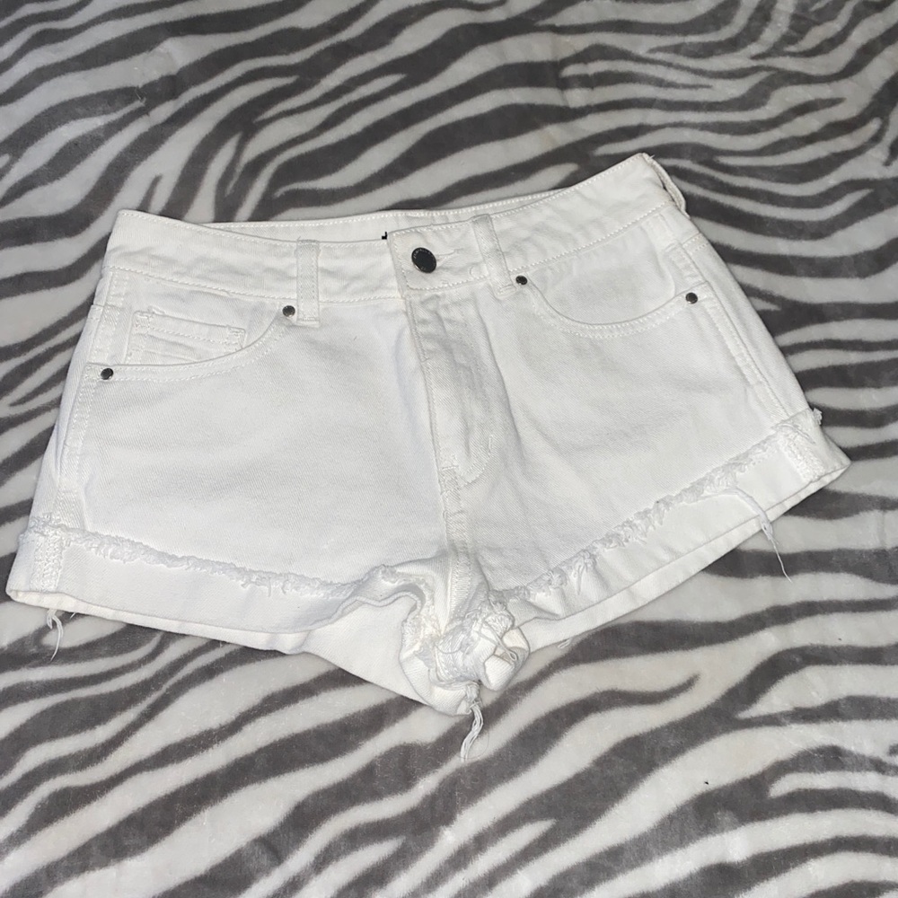 Kendal & Kylie shorts NWOT 
Size 25 
$15